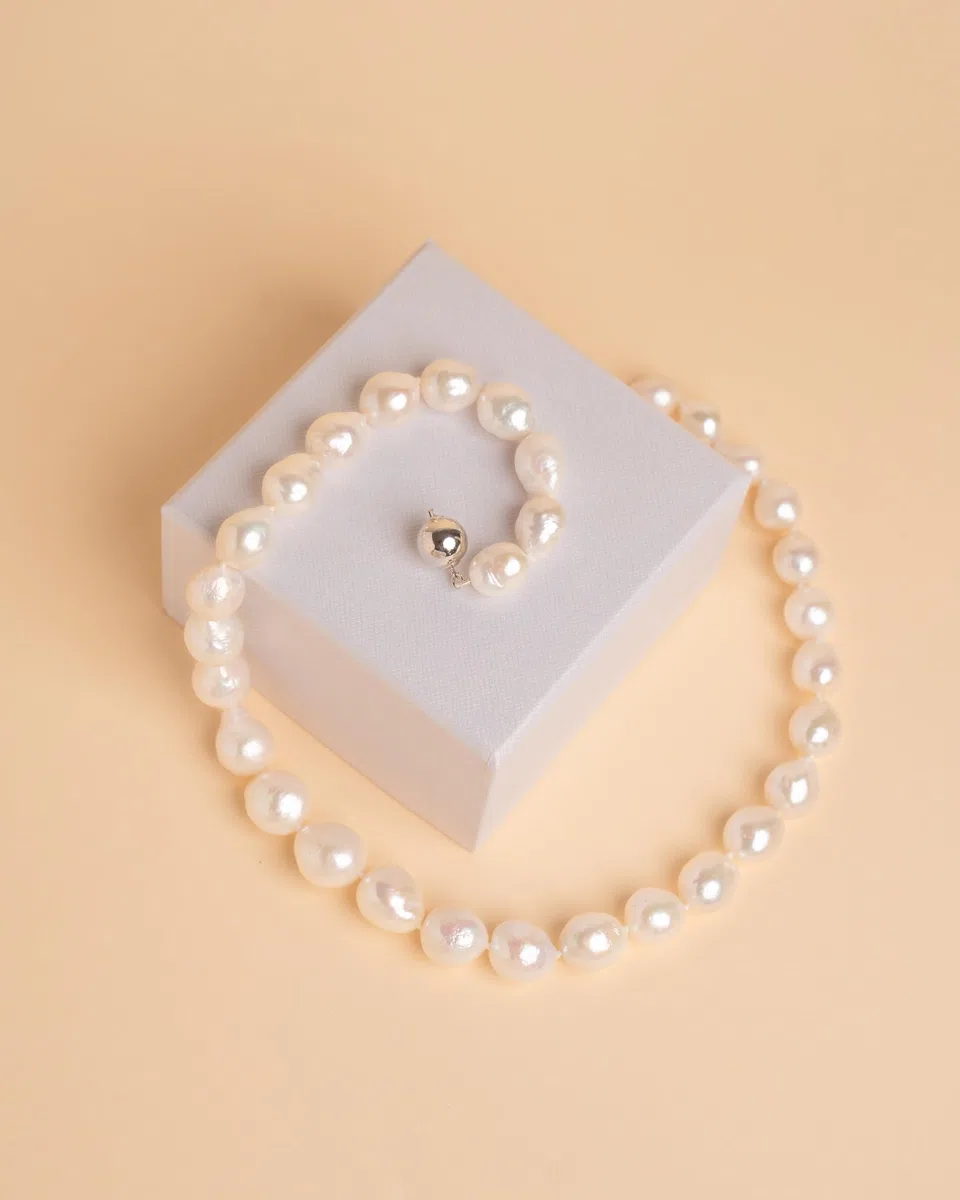 Secret & You Collana di Perle Coltivate d'Acqua Dolce Barocche Edison da 42 cm di lunghezza Perle Barocche Grandi con un nodo tra ogni perla e chiusura in Argento Sterling.