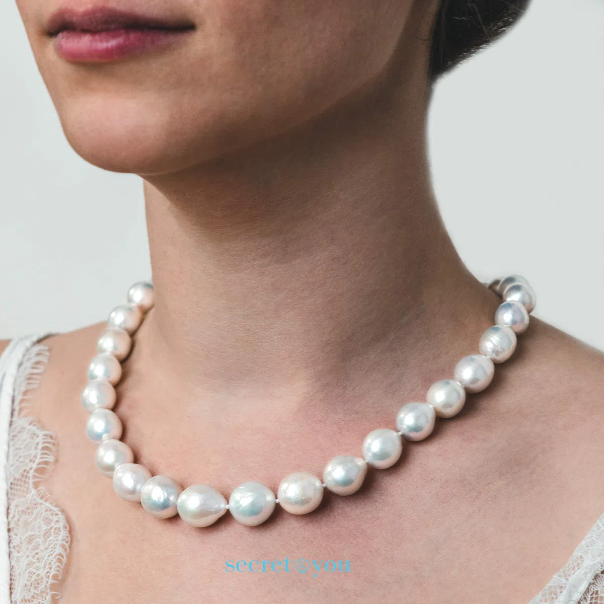 Secret & You Collana di Perle Coltivate d'Acqua Dolce Barocche Edison da 42 cm di lunghezza Perle Barocche Grandi con un nodo tra ogni perla e chiusura in Argento Sterling.