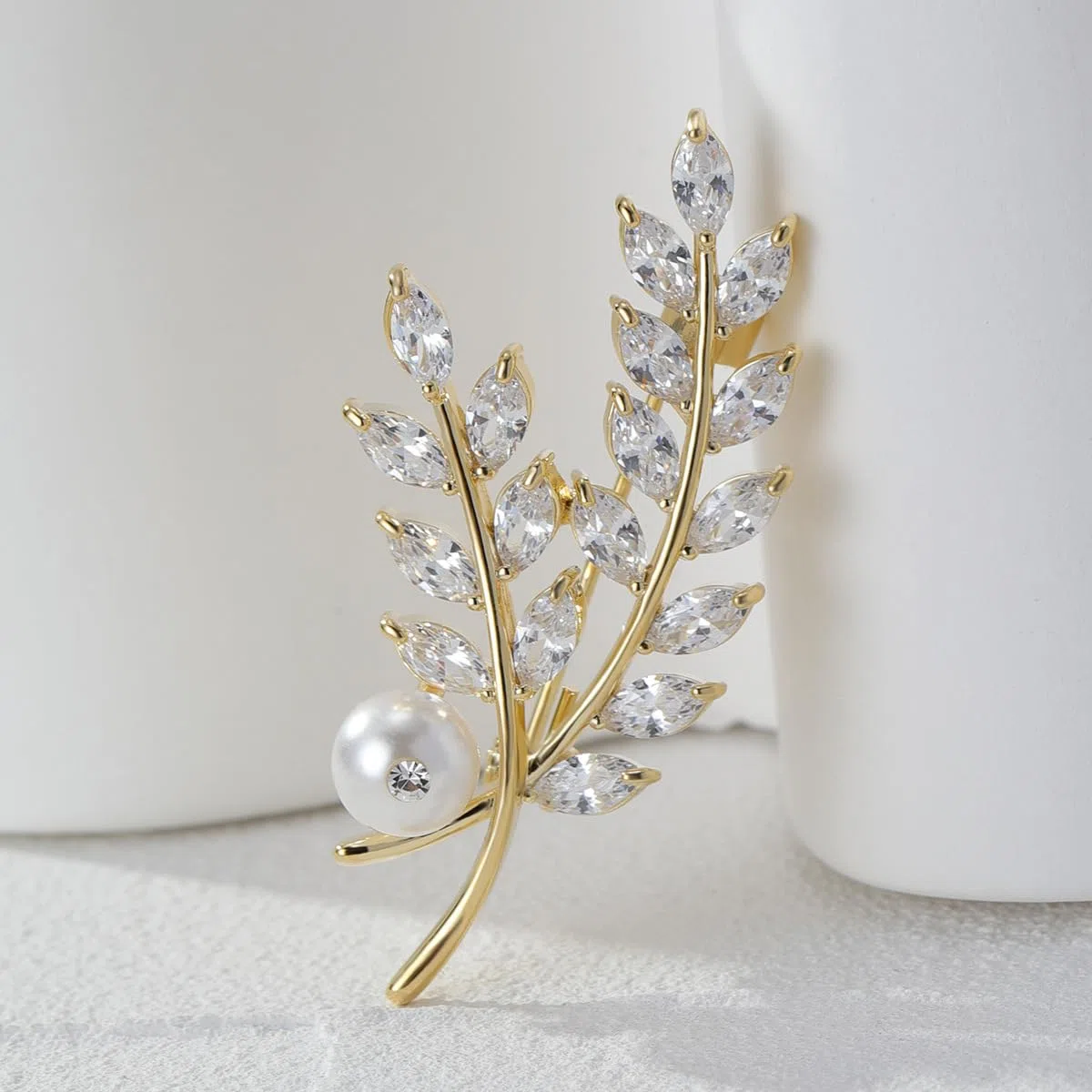 Spilla con perle, gioielli da donna, alla moda, regalo di Natale, moglie, mamma, fidanzata, anniversario, compleanno, gioielli raffinati, regalo per lei, metallo, perla