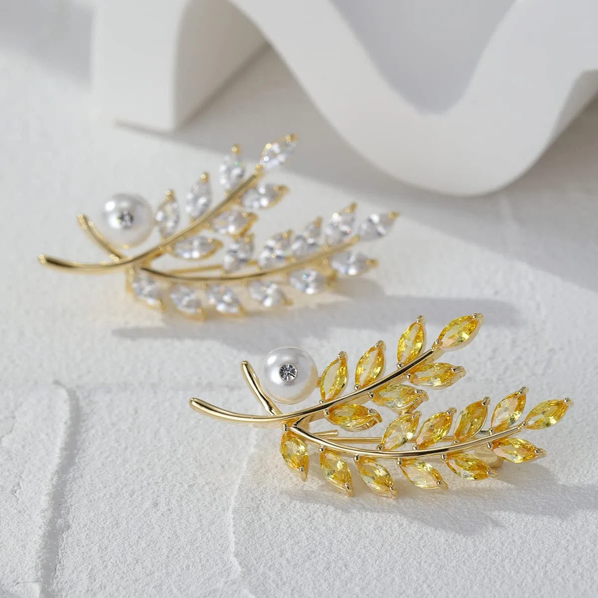 Spilla con perle, gioielli da donna, alla moda, regalo di Natale, moglie, mamma, fidanzata, anniversario, compleanno, gioielli raffinati, regalo per lei, metallo, perla
